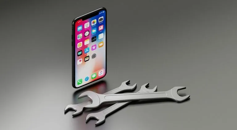 Tecnico qualificato riparazione smartphone: di cosa si occupa e come fare per diventarlo